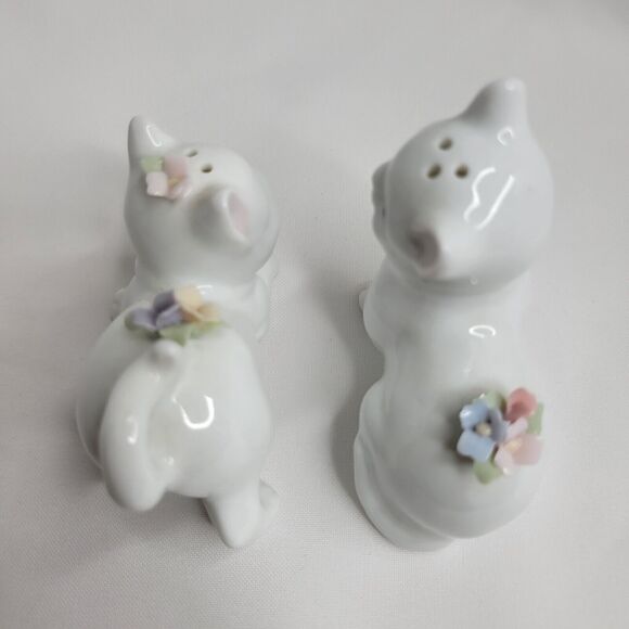 Vintage Porcelain Kitty Cat Salt and Pepper Shakers White Kittens with Flowers - Picture 6 of 8